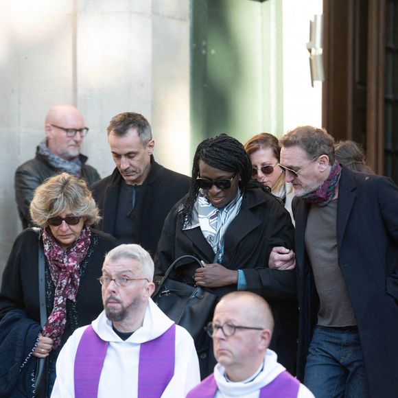 "et donc on a fait une gerbe avec marqué 'Tes collègues de la Française d'intensité', comme si c'était une une cérémonie de départ en retraite", a expliqué l'acteur de 72 ans.

Ramatoulay Diop et Jean Paul Rouve lors de la cérémonie d'enterrement de l'acteur français Michel Blanc à l'église Saint Eustache à Paris, France, le 10 octobre 2024. Il est décédé le 4 octobre à la suite d'une crise cardiaque consécutive à un choc anaphylactique. Blanc était connu pour son rôle du célibataire maladroit Jean-Claude Dusse dans le film "Les Bronzés" de 1978.