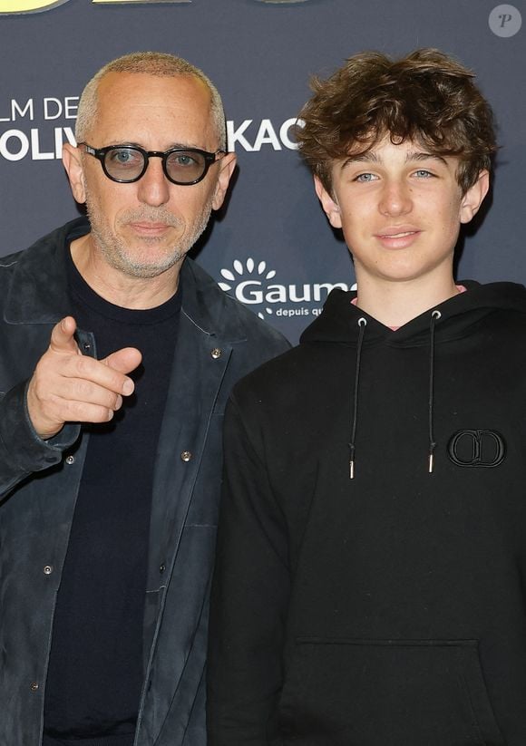 Il était accompagné de son fils Raphaël et de son frère Arié Elmaleh.

Gad Elmaleh et son fils Raphaël - Première du film "Juste une illusion" au cinéma Le Grand Rex à Paris le 22 mars 2026. © Coadic Guirec/Bestimage