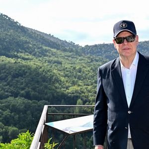 Le prince Albert II de Monaco et sa soeur la princesse Stéphanie ont été aux côtés du Docteur Frère, l'ancien maire de Tourettes Levens et ami de longue date du prince Rainier, pour fêter ses 90 ans, le 15 septembre 2025. Le docteur Frère et le prince Rainier sont à l'origine du Festival du Cirque de Monte-Carlo. Grand passionné de cirque, le docteur Frère, aujourd'hui, conseiller artistique du Festival auprès de la princesse Stéphanie, collectionne tout ce qui touche à l'univers de la piste aux étoiles. Entourés par Bertrand Casiglia, le maire de Tourettes Levens, Eric Ciotti, le député des Alpes-Maritmes, Urs Pilz, le directeur artistique du Festival du Cirque et d'amis, le docteur Frère a tenu a faire visiter l'exposition qu'il a organisée cet été autour des Clowns, puis tout le mode s'est rendu à l'église pour découvrir deux nouveaux tableaux offerts à la commune par la famille Tordo, habitant du village et créateur des fameuses chaises bleues que l'on pouvait retrouver sur la Promenade des Anglais à Nice. Le prince Albert et le docteur Frère ont, après, déambulé dans les ruelles du village pour monter jusqu'au château et son point de vue, en visitant au passage, le musée d'histoire naturel et des papillons. © Bruno Bebert / Bestimage