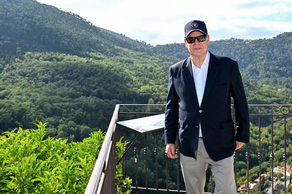 Le prince Albert II de Monaco et sa soeur la princesse Stéphanie ont été aux côtés du Docteur Frère, l'ancien maire de Tourettes Levens et ami de longue date du prince Rainier, pour fêter ses 90 ans, le 15 septembre 2025. Le docteur Frère et le prince Rainier sont à l'origine du Festival du Cirque de Monte-Carlo. Grand passionné de cirque, le docteur Frère, aujourd'hui, conseiller artistique du Festival auprès de la princesse Stéphanie, collectionne tout ce qui touche à l'univers de la piste aux étoiles. Entourés par Bertrand Casiglia, le maire de Tourettes Levens, Eric Ciotti, le député des Alpes-Maritmes, Urs Pilz, le directeur artistique du Festival du Cirque et d'amis, le docteur Frère a tenu a faire visiter l'exposition qu'il a organisée cet été autour des Clowns, puis tout le mode s'est rendu à l'église pour découvrir deux nouveaux tableaux offerts à la commune par la famille Tordo, habitant du village et créateur des fameuses chaises bleues que l'on pouvait retrouver sur la Promenade des Anglais à Nice. Le prince Albert et le docteur Frère ont, après, déambulé dans les ruelles du village pour monter jusqu'au château et son point de vue, en visitant au passage, le musée d'histoire naturel et des papillons. © Bruno Bebert / Bestimage