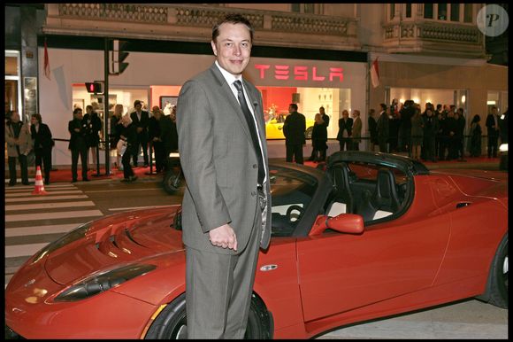 Elon Musk et sa Tesla lors de l'inauguration d'une boutique à Monaco (archive)