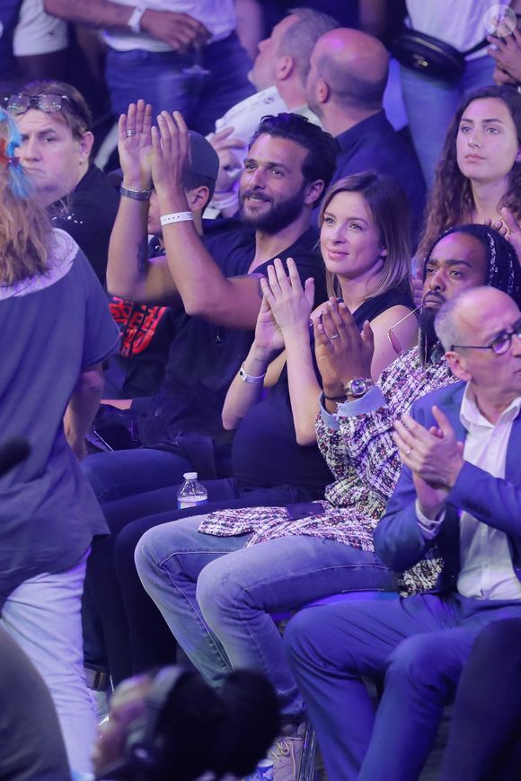 Maxim Nucci (Yodelice)  et sa compagne enceinte Isabelle Ithurburu - Maxim Nucci (Yodelice)  et sa compagne enceinte Isabelle Ithurburu assistent au match de boxe de Tony Yoka au palais des sports de Paris, le 23 juin 2018 © Veeren-CVS/Bestimage