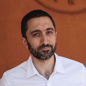 "J’ai le souvenir d’avoir mis en garde un journaliste de la rédaction de RTL qui prenait un somnifère depuis quelques jours pour trouver le sommeil", partage dr. Jimmy Mohamed.

Jimmy Mohamed au village lors des Internationaux de France de tennis de Roland Garros 2024, à Paris, France, le 26 mai 2024. © Jacovides-Moreau/Bestimage