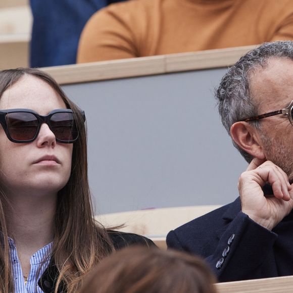 Le comédien va devenir papa pour la seconde fois, en septembre prochain. 

Elie Semoun et sa compagne Aude Fraineau dans les tribunes au même moment dans les tribunes des Internationaux de France de tennis de Roland Garros 2024 à Paris, France, le 2 juin 2024. © Jacovides-Moreau/Bestimage
