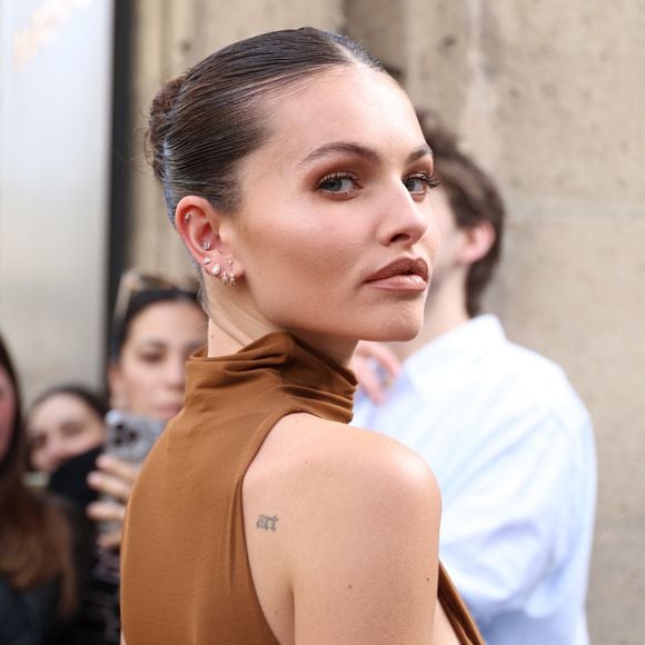 Thylane Blondeau aux arrivées au défilé Nina Ricci Mode Collection Prêt-à-Porter Automne/Hiver 2025-2026 lors de la Fashion Week de Paris (PFW) à l'hôtel Salomon de Rotschild, à Paris, France, le 7 mars 2025. © Denis Guignebourg/Bestimage