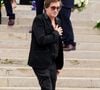 Leur fils Thomas lève le voile sur ce qu'il se passait à la maison
Thomas Dutronc, la main sur le coeur en guise de remerciement envers la foule d'admirateurs venue nombreuse pour rendre un dernier hommage à sa mère - Sortie des obsèques de l'auteure-compositrice-interprète et actrice française Françoise Hardy au crématorium du cimetière du Père-Lachaise à Paris, France, le 20 juin 2024. © Jacovides-Moreau/Bestimage