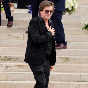 Leur fils Thomas lève le voile sur ce qu'il se passait à la maison

Thomas Dutronc, la main sur le coeur en guise de remerciement envers la foule d'admirateurs venue nombreuse pour rendre un dernier hommage à sa mère - Sortie des obsèques de l'auteure-compositrice-interprète et actrice française Françoise Hardy au crématorium du cimetière du Père-Lachaise à Paris, France, le 20 juin 2024. © Jacovides-Moreau/Bestimage