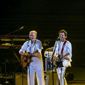 Le musicien français Matthieu Chedid, également connu sous le nom de "M" (à droite) joue avec son père, le chanteur Louis Chedid, sur les marches du temple de Bacchus dans la ville antique de Baalbeck, à l'est de Beyrouth, au Liban, le 4 août 2018, dans le cadre du festival annuel d'été organisé dans les ruines romaines. Photo by Ammar Abd Rabbo/ABACAPRESS.COM