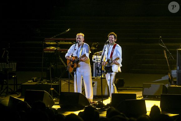 Le musicien français Matthieu Chedid, également connu sous le nom de "M" (à droite) joue avec son père, le chanteur Louis Chedid, sur les marches du temple de Bacchus dans la ville antique de Baalbeck, à l'est de Beyrouth, au Liban, le 4 août 2018, dans le cadre du festival annuel d'été organisé dans les ruines romaines. Photo by Ammar Abd Rabbo/ABACAPRESS.COM