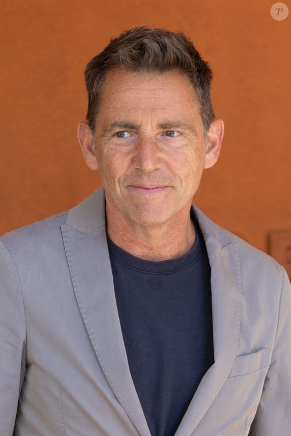 Affirmant vivre "super mal" ce départ, il a terminé en disant : "Je n'ai rien à ajouter sur ce thème. Je vais pleurer, donc je vous laisse parler".  L’émotion était palpable sur le plateau d’"Estelle Midi"...

Daniel Riolo au village lors des Internationaux de France de Tennis de Roland Garros 2025. Paris, le 30 mai 2025. 
© Moreau / Jacovides / Bestimage