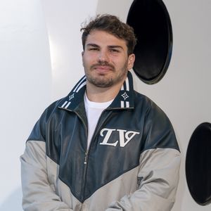 Ancienne agente de La Poste, elle était très appréciée dans son village.

Antoine Dupont - Photocall du Défilé de mode Louis Vuitton Homme, Collection Printemps-Été 2026 dans le cadre de la Fashion Week de Paris, France.
 
© Olivier Borde / Bestimage