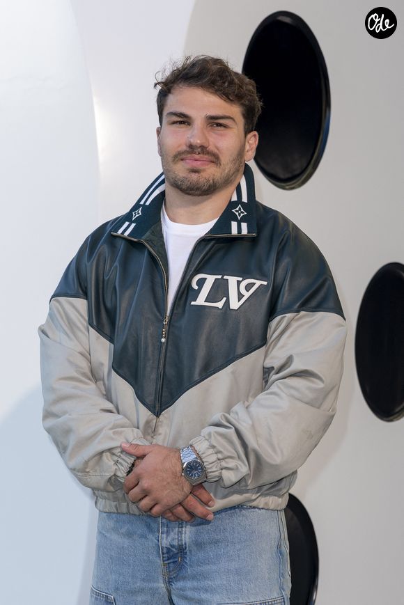 Ancienne agente de La Poste, elle était très appréciée dans son village.

Antoine Dupont - Photocall du Défilé de mode Louis Vuitton Homme, Collection Printemps-Été 2026 dans le cadre de la Fashion Week de Paris, France.
 
© Olivier Borde / Bestimage