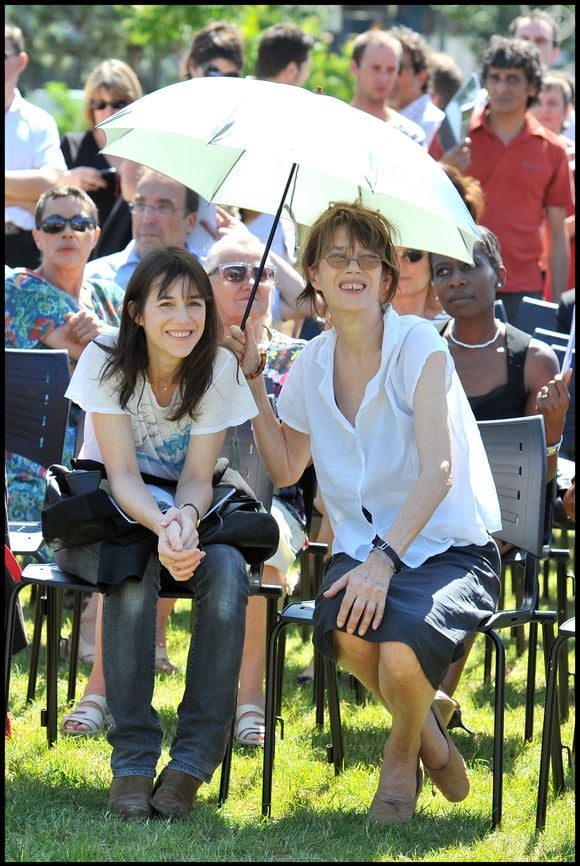 Jane Birkin et sa fille Charlotte Gainsbourg à l'inauguration du jardin Serge Gainsbourg.