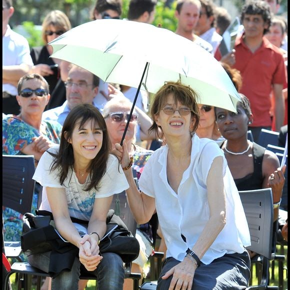 Jane Birkin et sa fille Charlotte Gainsbourg à l'inauguration du jardin Serge Gainsbourg.