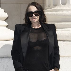 Béatrice Dalle au premier photocall Saint Laurent de la mode homme Printemps/Été 2026 dans le cadre de la Fashion Week de Paris à la Bourse de Commerce - Pinault Collection, à Paris, France, le 24 juin 2025. © Olivier Borde/Bestimage