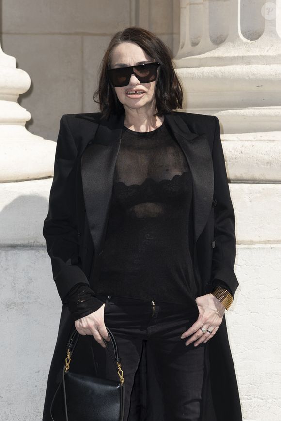 Béatrice Dalle au premier photocall Saint Laurent de la mode homme Printemps/Été 2026 dans le cadre de la Fashion Week de Paris à la Bourse de Commerce - Pinault Collection, à Paris, France, le 24 juin 2025. © Olivier Borde/Bestimage