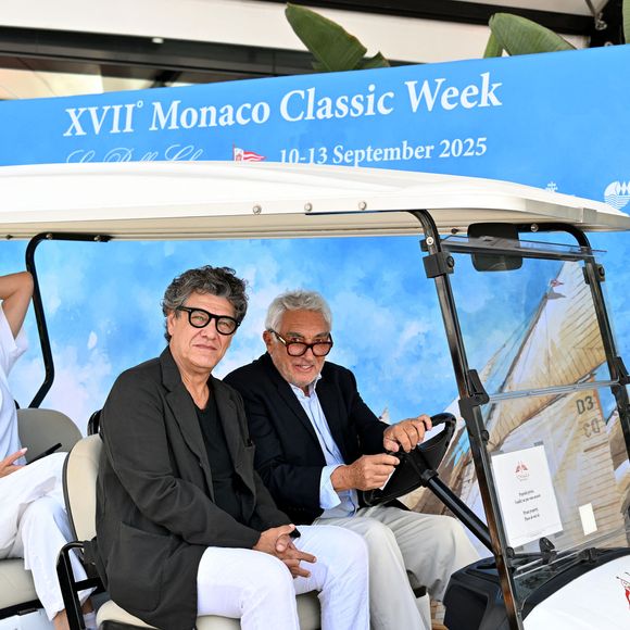 Adriana Karembeu, Marc Lavoine et Bernard d’Alessandri - Adriana Karembeu, le mannequin, actrice et animatrice de télévision slovaque, accompagnée par Marc Lavoine, est l'invité du Yacht Club de Monaco pour la Monaco Classic Week à Monaco, le 11 septembre 2025. © Bruno Bebert / Bestimage
