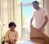 La veille, l'homme de sa vie a déballé des cartons d'accessoires pour bébé avec son adorable fiston.

Valentin Kretz s'immortalise sur Instagram avec son fils Noah en train de déballer des cartons d'accessoires pour bébé (Capture d'écran Instagram - ce jeudi 21 août 2025).