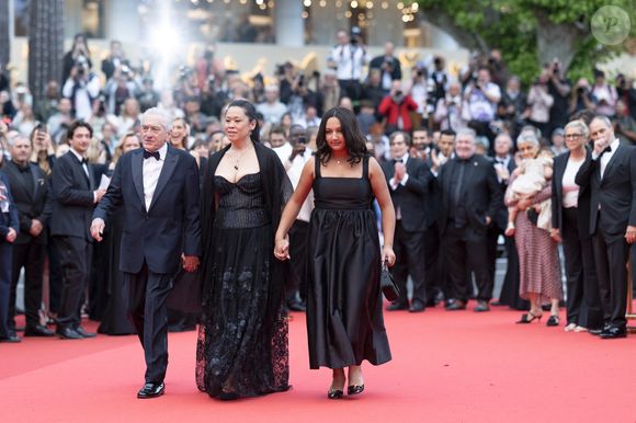 Robert De Niro, sa compagne Tiffany Chen, sa fille Helen Grace De Niro, la nounou avec le dernier enfant de l'acteur - Montée des marches du film « Partir un jour » pour la cérémonie d’ouverture du 78ème Festival International du Film de Cannes, au Palais des Festivals à Cannes. Le 13 mai 2025
© Jacovides-Moreau / Bestimage