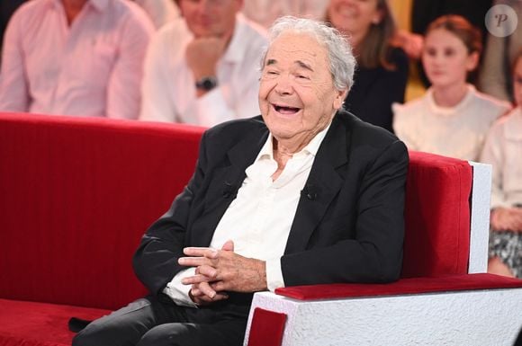 Le couple a quitté Gennevilliers pour s’installer à Nangis, en Seine-et-Marne, afin de vivre plus confortablement.

Pierre Perret lors de l'enregistrement de l'émission Vivement Dimanche, au studio Rive gauche, à Paris, France, le 22 octobre 2025, présentée par M.Drucker, diffusée sur France 3 le 16 novembre 2025. © Guillaume Gaffiot/Bestimage