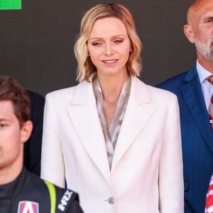 Le prince Albert II et la princesse Charlène de Monaco sur le podium lors de la remise de prix du E-Prix de Monaco du Championnat du monde FIA de Formule E 2026 sur le circuit de Monaco à Monte-Carlo, Monaco, le 17 mai 2026. Le pilote britannique Oliver Rowland remporte la deuxième course du week-end à Monaco devant le Brésilien Felipe Drugovich et le Portugais Antonio Félix Da Costa. © Claudia Albuquerque/Bestimage