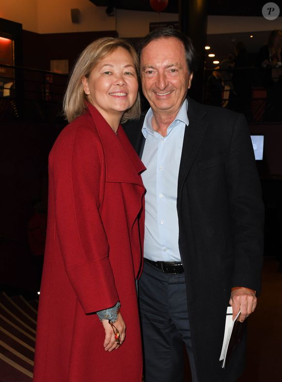 Derrière le chef médiatique se cache un homme très discret sur sa vie privée, marié à Natalia Olzoeva-Leclerc, engagée à ses côtés dans la culture et la lutte contre Alzheimer. 

Michel Edouard Leclerc et sa compagne Natalia Olzoeva - Arrivées et backstage du 14ème Gala de la Fondation pour la recherche sur Alzheimer à l' Olympia à Paris le 18 mars 2019. © Coadic Guirec/Bestimage