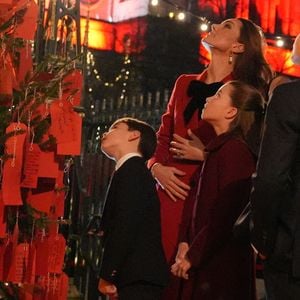 La princesse de Galles et ses enfants, le prince George, la princesse Charlotte et le prince Louis, regardent les messages sur l'arbre de la gentillesse avant le service de chants de Noël Together At à l'abbaye de Westminster à Londres, au Royaume-Uni, le 6 décembre 2024. Photo by Jordan Pettitt/PA Wire/ABACAPRESS.COM