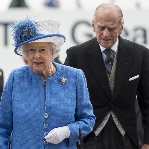 La reine Elisabeth II et son mari et le prince Philip, Duc d'Edimbourg  - La reine Elisabeth II d'Angleterre assiste au Derby d'Epsom 2016, course hippique à Epsom le 4 juin 2016.
Crédit : AGENCE / BESTIMAGE