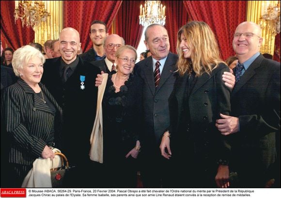 Paris-France, 20 février 2004. Pascal Obispo fait chevalier de l'Ordre national du mérite par Jacques Chirac.