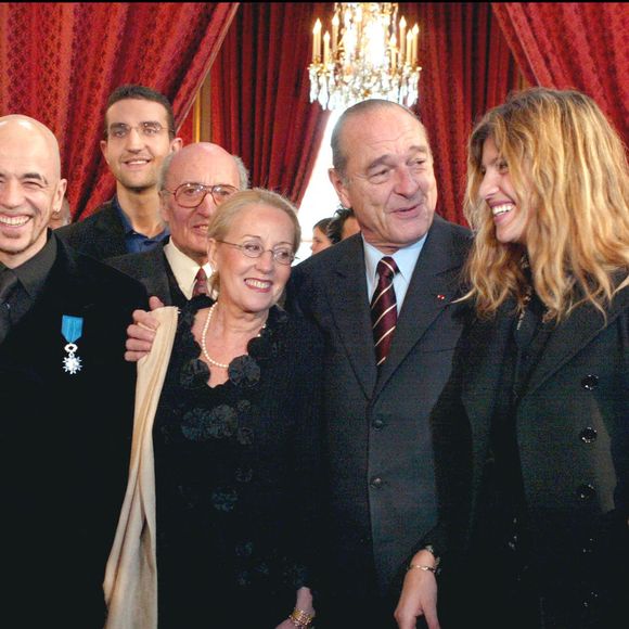 Paris-France, 20 février 2004. Pascal Obispo fait chevalier de l'Ordre national du mérite par Jacques Chirac.