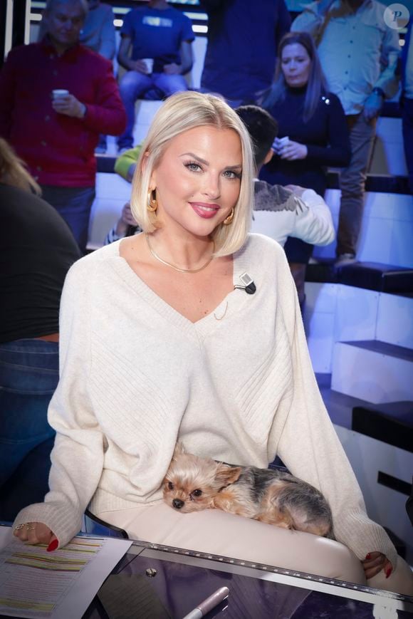 Avant la fin de C8, Kelly Vedovelli met le paquet avec cette pièce en vinyle  vieille de 60 ans - Purepeople