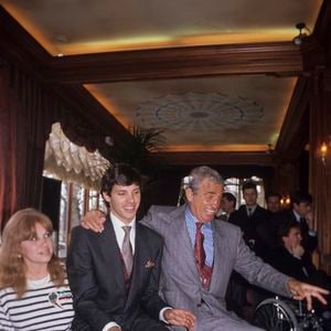 Paul Belmondo avec sa mère Élodie et son père Jean-Paul Belmondo lors d'un cocktail pour la présentation de sa nouvelle voiture de course Reynard 89D de FORMULE 3000, à Paris.
Bruno Schneider via Bestimage