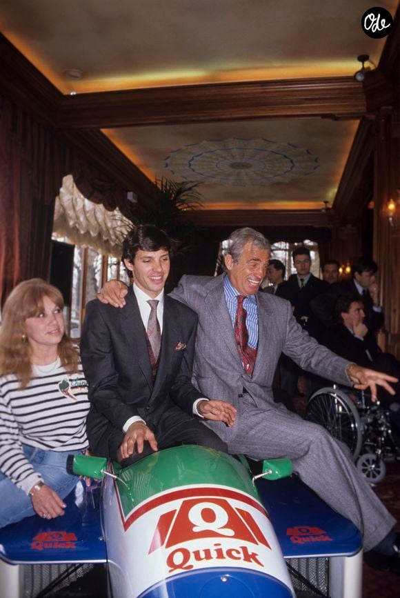 Paul Belmondo avec sa mère Élodie et son père Jean-Paul Belmondo lors d'un cocktail pour la présentation de sa nouvelle voiture de course Reynard 89D de FORMULE 3000, à Paris.

Bruno Schneider via Bestimage