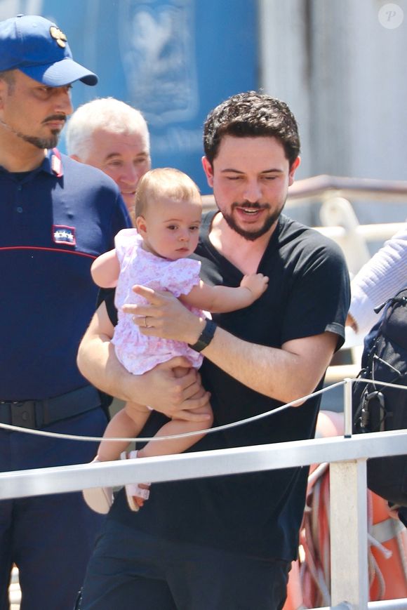 Hussein, prince héritier de Jordanie, avec son bébé dans les bras et sa femme la princesse Rajwa Al Hussein arrivent à l'aéroport Marco Polo de Venise après avoir assisté au mariage de J. Bezos et L. Sanchez. 28/06/2025. Photographe : Backgrid USA / Bestimage