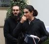 Entourée de ses jeunes jumeaux, la chanteuse est allée à la rencontre de ses nombreux admirateurs une toute dernière fois.

Céline Dion quitte l'hôtel "Royal Monceau" avec ses fils Nelson et Eddy et sa chienne Madisonaprès sa série de concerts à Paris le 19 octobre 2026. 

© Cyril Moreau/Bestimage