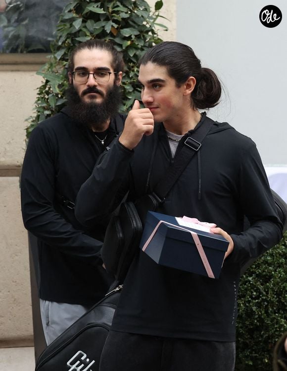 Entourée de ses jeunes jumeaux, la chanteuse est allée à la rencontre de ses nombreux admirateurs une toute dernière fois.

Céline Dion quitte l'hôtel "Royal Monceau" avec ses fils Nelson et Eddy et sa chienne Madisonaprès sa série de concerts à Paris le 19 octobre 2026. 

© Cyril Moreau/Bestimage