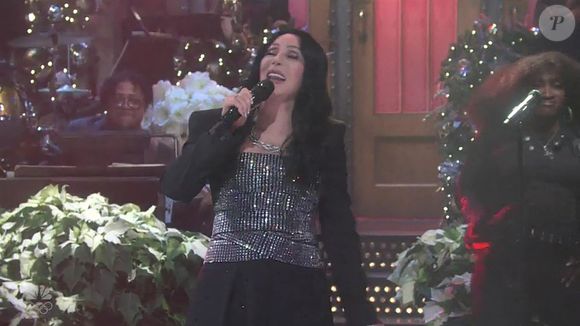 Cher revient au Saturday Night Live après 40 ans d'absence avec une performance festive pour les fêtes