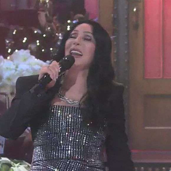 Cher revient au Saturday Night Live après 40 ans d'absence avec une performance festive pour les fêtes