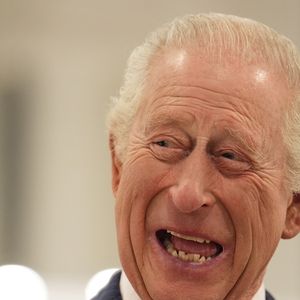 Le roi Charles III lors de sa visite de l'exposition sur la reine Marie de Roumanie à la Garrison Chapel de Londres, le 29 septembre 2025.

Photo : PA Photo / Bestimage