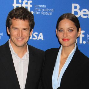 Guillaume Canet et Marion Cotillard (habillee en Dior Haute Couture) - Photocall du film "Blood Ties" au festival du Film de Toronto