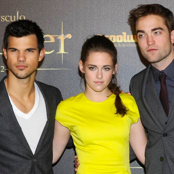 Taylor Lautner, star de Twilight, vient d’accueillir son premier enfant avec son épouse Tay Lautner.

Taylor Lautner, Kristen Stewart et Robert Pattinson - Avant-Premiere du film Twilight "Breaking Dawn 2" à Madrid. 

Photo :GTRES / BESTIMAGE
