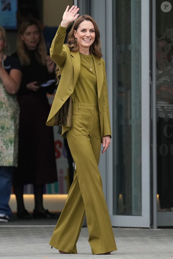 L'épouse du prince William portait un collier en or. 

Kate Middleton, princesse de Galles, lors d'une visite à Home-Start à Oxford, le 9 octobre 2025. Home-Start UK se prépare à déployer une formation auprès de son réseau de 9 000 bénévoles sur la base de la série explicative du Centre for Early Childhood de la Royal Foundation. Photo : PA Photo/ Bestimage