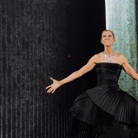 Céline Dion : pour son retour à Paris, elle avait pu compter sur Mathilde Favier, qui nous a quittés avant de pouvoir l’admirer sur scène, sa fille Héloïse partage un joli clin d’œil