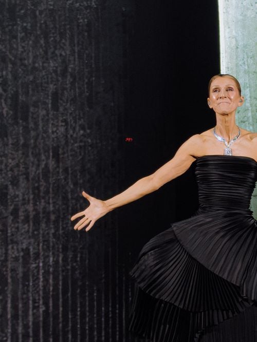 Céline Dion : pour son retour à Paris, elle avait pu compter sur Mathilde Favier, qui nous a quittés avant de pouvoir l’admirer sur scène, sa fille Héloïse partage un joli clin d’œil