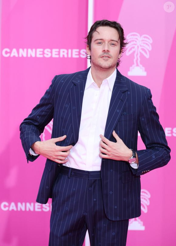 César Domboy au photocall de la soirée d'ouverture du festival Canneseries saison 8 au palais des festivals à Cannes le 24 avril 2025.

© Denis Guignebourg / Bestimage