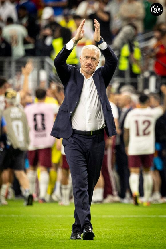 Dans les pages du "Figaro", on apprend que mercredi soir, Didier Deschamps s'est offert une sortie qui risque de faire des jaloux. Accompagné de son épouse Claude, l'ancien patron des Bleus a été aperçu à La Défense, au concert de Céline Dion. 

Didier Deschamps lors de la demi-finale de la Coupe du Monde de la FIFA 2026 au Mercedes-Benz Stadium d'Atlanta, en Géorgie (États-Unis), le 14 juillet 2026.