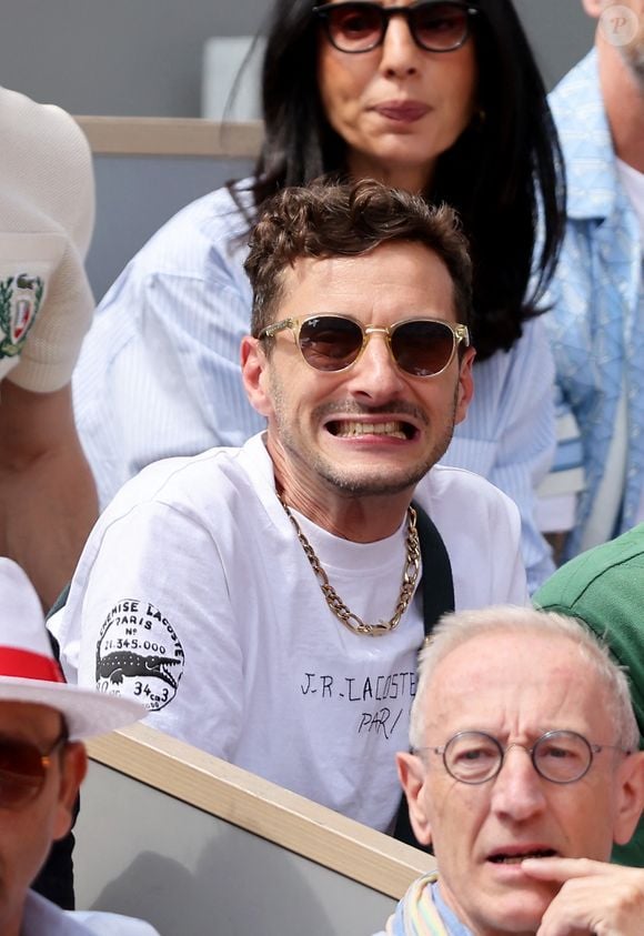 Pour cause, il travaillait en même temps sur une autre comédie musicale 

Thomas Jolly dans les tribunes lors des Internationaux de France de Tennis de Roland Garros 2025. Paris,

© Jacovides / Moreau / Bestimage