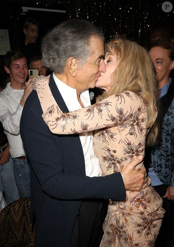 Exclusif - Bernard-Henri Levy avec sa femme Arielle Dombasle - Arielle Dombasle en showcase pour la promotion du lancement de l'album "Iconics" au Bœuf sur le Toit à Paris le 15 mai 2024. © Coadic Guirec/Bestimage