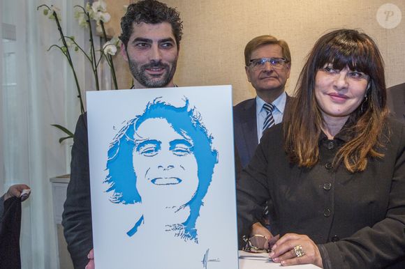 Pierre, le fils de Michel Delpech, et Geneviève Delpech (sa veuve) - Inauguration de l'espace Michel-Delpech à Blois. Une œuvre représentant Michel Delpech de l'artiste Michel Audiard a été dévoilée, dans le cloître de l'hôtel du département. Le 1er février 2018