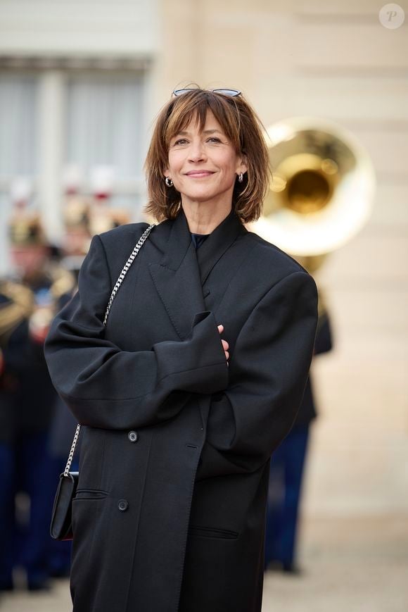 Ainsi, elle confiait à ce sujet en 2015 à Voici : "Je fais deux heures de sport par semaine depuis 30 ans." 

Sophie Marceau - Arrivée des invités au dîner d'Etat en l'honneur du président chinois Xi Jinping et de sa femme la Première Dame Peng Liyuan au palais présidentiel de l'Elysée à Paris, France, le 6 mai 2024. © Cyril Moreau/Bestimage